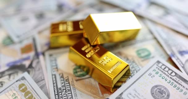 Aranyrudak Amerikai Dollár Bankjegyek Hátterében Arany Értéke Kereskedelmi Siker Befektetés — Stock videók