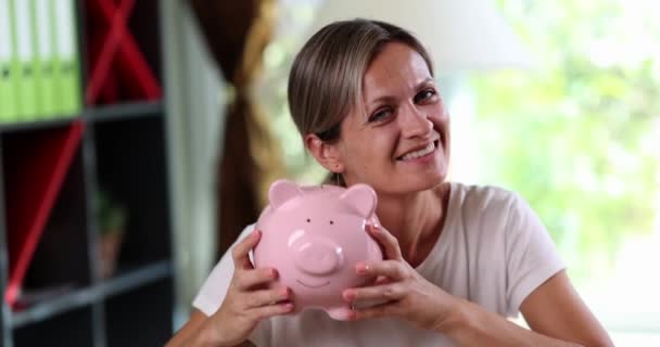 Szczęśliwa Radosna Kobieta Trzymająca Rękach Bank Świnek Oszczędność Inwestycji Pieniężnych — Wideo stockowe