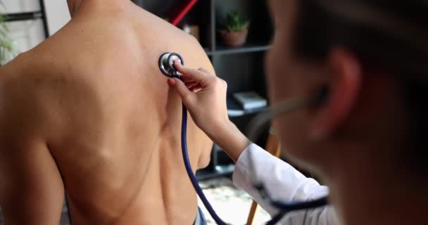 Läkarens Hand Håller Stetoskopet Människan Tillbaka Kontroll Patienternas Hälsa Kliniken — Stockvideo