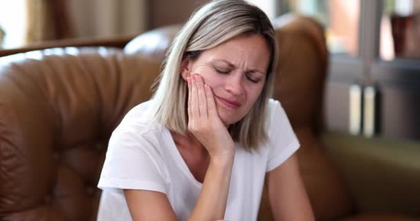 Женщина Держит Обезболивающие Страдает Зубной Боли Дома Медицина Стоматологическое Обслуживание — стоковое видео