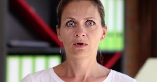 Жінка Закриває Обличчя Рукою Дивлячись Крізь Пальці Крупним Планом Емоції — стокове відео