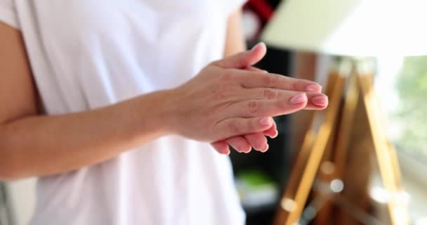 Vrouw Lijdt Aan Pijn Handen Geeft Zichzelf Massage Meisjes Masseren — Stockvideo