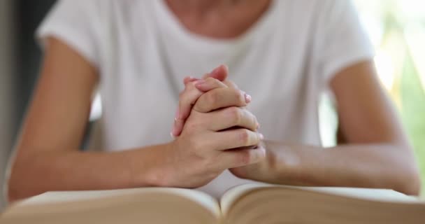 Женские Руки Открытой Библейской Книгой Держит Руки Вместе Книжных Страницах — стоковое видео