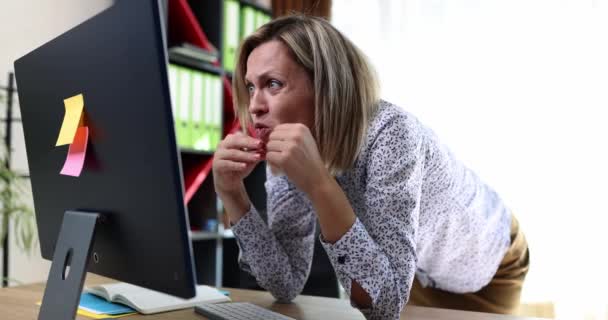 Irritated Businesswoman Having Problems Computer Business Correspondence Freelancer Reading Bad — 图库视频影像