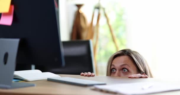 Portret Zaskoczonej Kobiety Wypatrującej Zza Stołu Patrzącej Ekran Komputera Emocje — Wideo stockowe