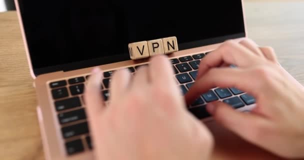 Деревянные Кубики Буквами Vpn Пользователь Работает Ноутбуке Безопасное Шифрованное Соединение — стоковое видео