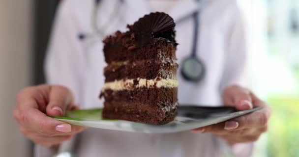 Nutritionist Holds Sweet Chocolate Cake Warns Dangers Sweets Doctor Cosmetologist — Vídeo de Stock