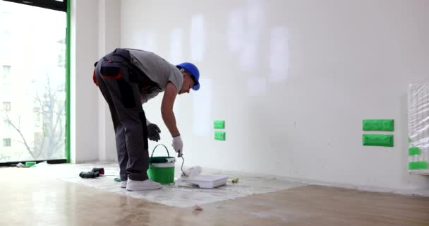Constructor Sostiene Rodillo Con Pintura Blanca Para Primer Plano Pared — Vídeos de Stock