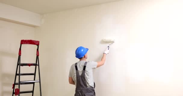 Malování Stěn Válečkem Bílém Byt Renovace Malíř Maluje Stěny — Stock video