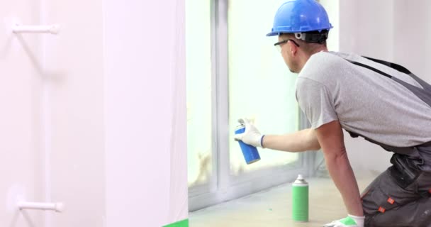 Pintor Constructor Pintura Pendiente Ventana Con Pintura Aerosol Blanco Reparación — Vídeos de Stock
