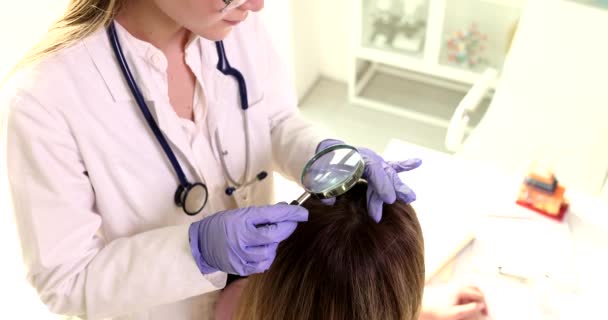 Trichologul Examinează Starea Părului Capul Pacientului Folosind Dermatoscop Caderea Parului — Videoclip de stoc