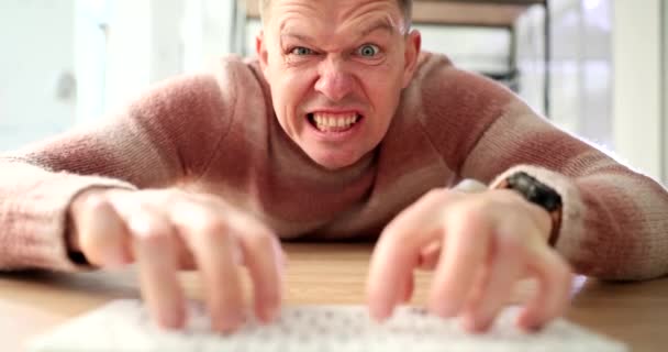 Portrait Angry Businessman Freelancer Shaking Computer Monitor Emotions Anger Computer — Vídeos de Stock
