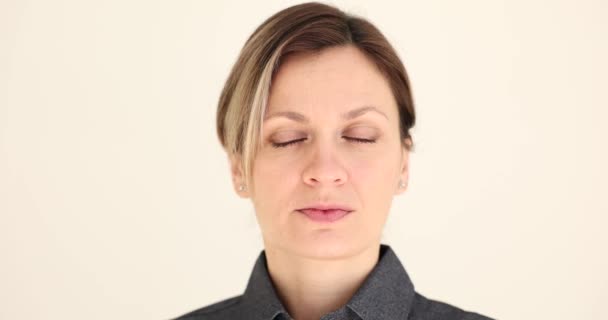 Porträtt Kvinnan Suckar Och Nervös Och Försöker Lugna Ner Sig — Stockvideo