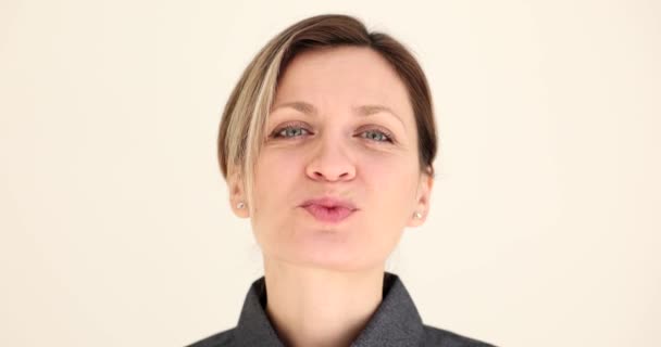 Porträtt Vacker Kvinna Som Blåser Kyss Med Läppar Känslor Kärlek — Stockvideo