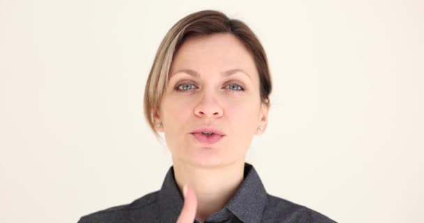 Vacker Kvinna Sätta Finger Till Mun Ber Tystnad Närbild Gesture — Stockvideo