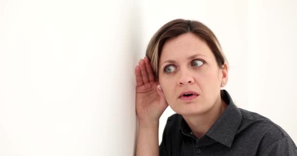 Любопытная Женщина Пытается Услышать Говорят Стеной Подслушивание Горячих Новостей Шоке — стоковое видео