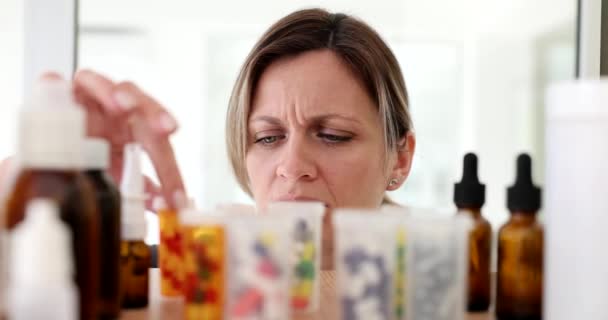Portrait Pensive Thinking Woman Chooses Medical Drugs Choice Drugs Vitamins — Video