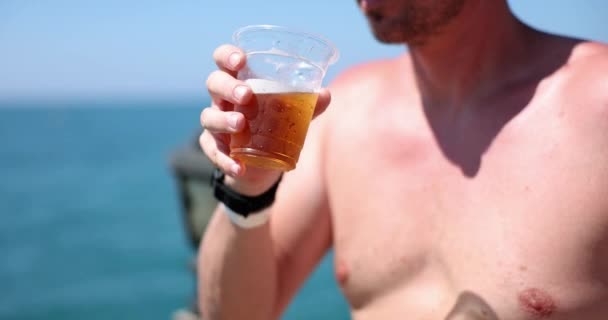 Homem Sem Barba Praia Bebe Cerveja Copo Close Conceito Sede — Vídeo de Stock