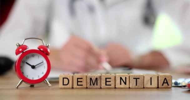 Demensinskription Träkuber Närbild Slowmotion Äldre Sjukdom Behandling Brott Mot Minnet — Stockvideo