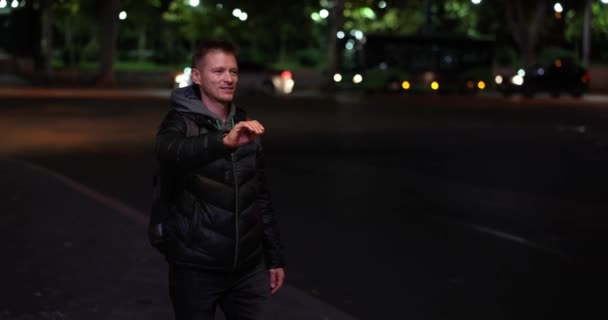 Carona Homem Noite Cidade Estrada Câmara Lenta Espera Táxi Cidade — Vídeo de Stock