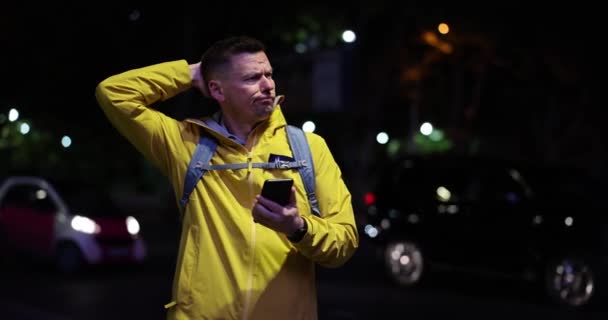 Zakłopotany Mężczyzna Wieczorem Drodze Patrzy Smartfona Zbliżenie Facet Zgubił Się — Wideo stockowe
