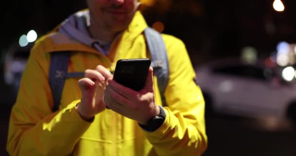 Homem Noite Rua Olha Para Smartphone Tempo Lento Seleção Rotas — Vídeo de Stock