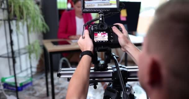 Ein Mann Nimmt Eine Frau Büro Auf Einer Digitalkamera Mit — Stockvideo