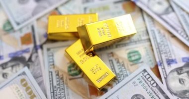 Yakın çekim altın külçeleri dolar üzerinden, yavaş çekimde. Değerli metalleri alıp satmak, başarı yatırımı