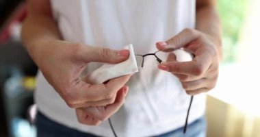 Kadın elleri görüş için bardakları siler, yakın plan, yavaş çekim. Cam temizliği için mikrofiber peçete. Görüş sorunu