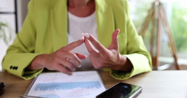 Woman Sitting Office Table Counts His Fingers Close Advantages Disadvantages — Vídeo de Stock