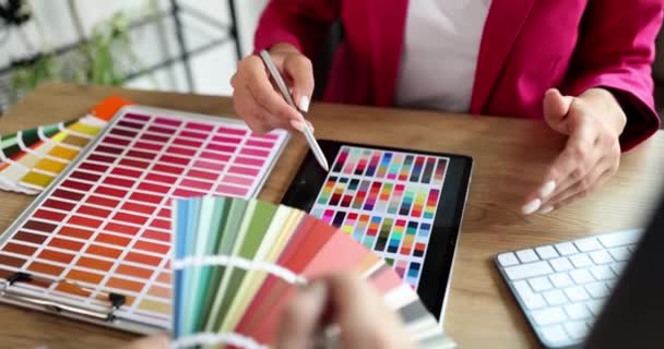 Una Donna Ufficio Mostra Una Combinazione Colori Primo Piano Rallentamento — Video Stock