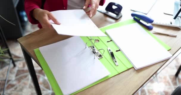 Женщина Офисе Собирает Документы Папке Крупным Планом Бухгалтеры Рабочем Месте — стоковое видео