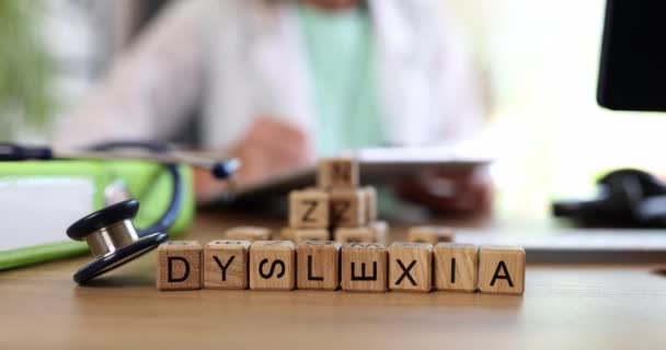 失読症は 医師のテーブル クローズアップ上の木製のブロックの碑文です 発話障害の治療 — ストック動画