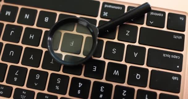 Magnifying Glass Lies Computer Keyboard Close Elevated View Theft Personal — Stockvideo