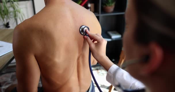 医者は人の背部に聴診器を押す クローズアップ 医師への訪問 インフルエンザの診断 — ストック動画