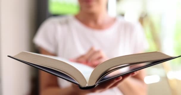 Fechar Livro Aberto Nas Mãos Uma Mulher Câmara Lenta Biblioteca — Vídeo de Stock