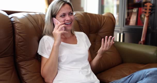 Uma Mulher Feliz Casa Sofá Fala Smartphone Close Comunicação Emoções — Vídeo de Stock