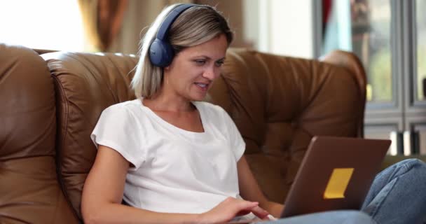 Kvinna Hörlurar Soffan Använder Laptop Närbild Distansarbete Njuta Fritid Med — Stockvideo