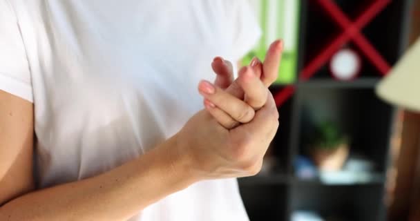 女性の手を緊張してお互いに指を閉じると スローモーション 関心のあるジェスチャー 浅い焦点 — ストック動画