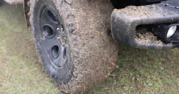 Close Car Dirty Wheel Grass Slowmotion Road Asphalt Front Suv — Stock video