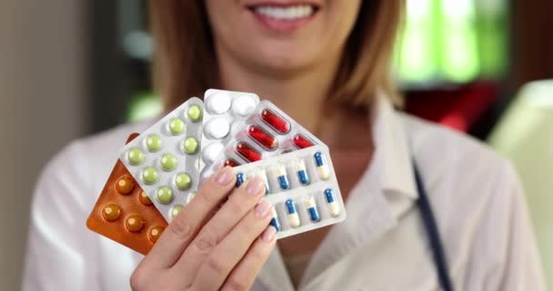 Läkaren Kliniken Visar Blåsor Med Piller Och Kapslar Närbild Behandling — Stockvideo