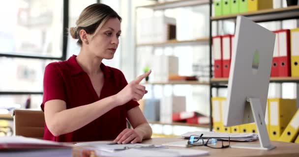 비즈니스 우먼은 컴퓨터 모니터 슬로우 모션을 테이블에 파트너 온라인 컨셉으로 — 비디오