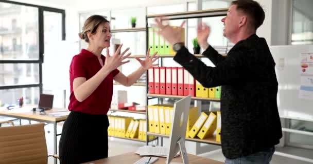 Mężczyzna Kobieta Partnerzy Biznesowi Emocjonalnie Przeklinają Biurze Film Slow Motion — Wideo stockowe