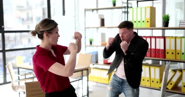 Чоловік Жінка Бізнес Партнери Борються Кулаками Робочому Офісі Фільм Повільний — стокове відео