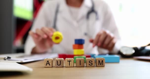Слово Аутизм Написано Фоне Врача Клинике Крупным Планом Кино Замедленной — стоковое видео