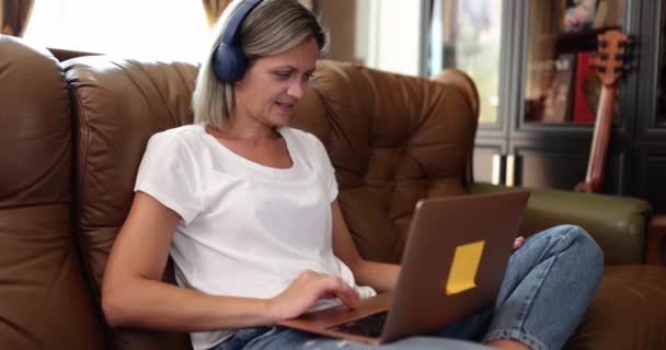Γυναίκα Ακουστικά Που Εργάζονται Φορητό Υπολογιστή Στο Σπίτι Ταινία Αργή — Αρχείο Βίντεο