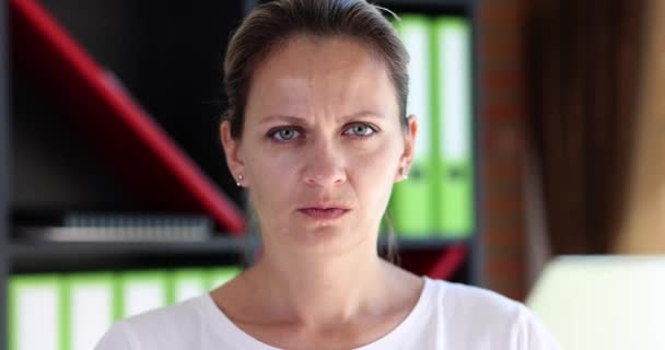 Ung Kvinna Bit Papper Till Hennes Mun Med Sorgligt Leende — Stockvideo