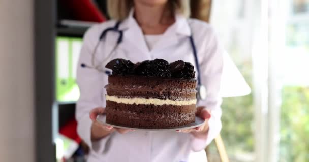 Γυναίκα Γιατρός Διατροφολόγος Κρατώντας Σοκολάτα Νόστιμο Κέικ Στα Χέρια Της — Αρχείο Βίντεο