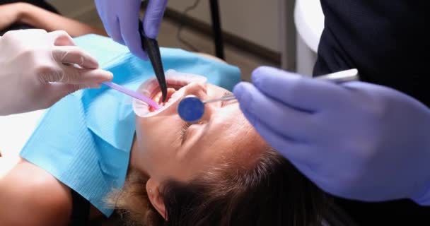 Οδοντίατρος Θεραπεία Δοντιών Της Νεαρής Γυναίκας Από Γυναίκα Ασθενή Στην — Αρχείο Βίντεο