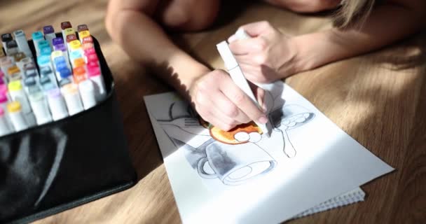 Kvindelige Hånd Tegning Billede Med Markører Closeup Film Slowmotion Hobby – Stock-video